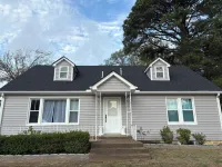 Charming 4-bedroom house with AC and WiFi in Dyersburg Hotels near Walgreens