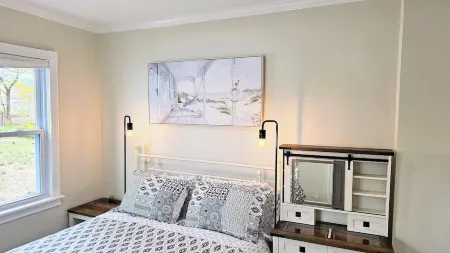 Cozy 2Br Retreat in Greenwich. Walk to Restaurants & Beach! Off-Street Parking.