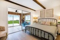 Lakefront 3-bedroom cottage on Sand Point with AC, WiFi, King bed, Firepit