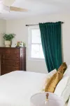 Golden House: Sleeps 12 • Cozy + Modern - close to UK, Summit + Keeneland!