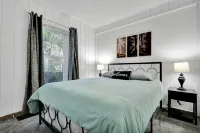 Charming 3-bedroom house with AC and WiFi in lovely Lansing Hotels near Jolly Cedar Sq