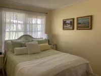 Great Narragansett Location! Classic Beach Cottage.  Short Walk to Kelly Beach.