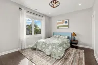 LuxHome up to 6 guests in Chicago; WiFi, AC, Heat, Security cams, Downtown 8mins Hotels in Bronzeville