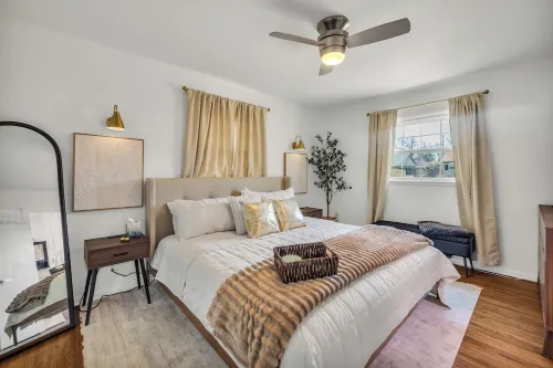 Golden Era Retreat-3 Miles to Expo-Fully-Fenced-Pet Friendly