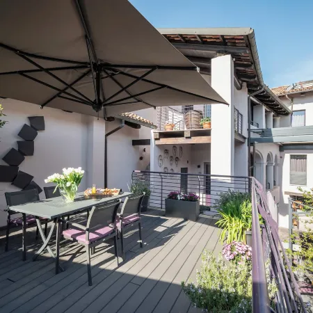 Uve Rooms & Wine Bar