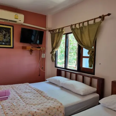 Sawasdee Sichang Resort Hoteles cerca de Isla Ko Sichang