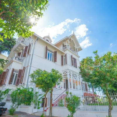 لادن بالاس هوتل بويوكادا Hotels near دير سانت جورج