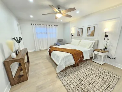 Huge 6-bedroom house with WiFi, fitness, Games and Comfort in Great Lake 沃基根Metra火車站附近的飯店