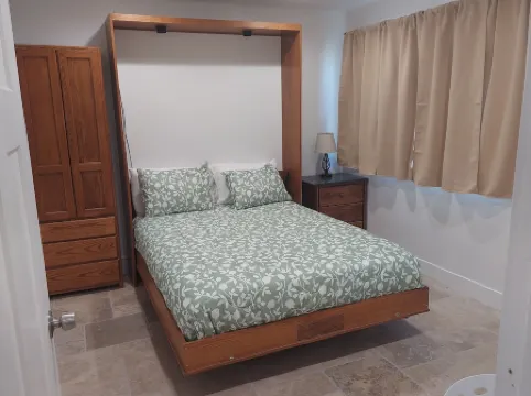 City Center Flat! Downtown Hurricane on State Street! Charming 2 bed w/ kitchen!