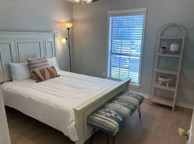 Convenient & Renovated 2BD/2BA house near Reservoir, Fenced Backyard, King Bed
