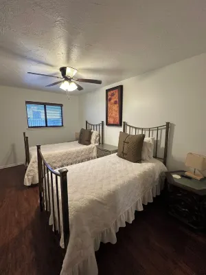 Charming 4-bedroom house with AC, WiFi in enchanting Castroville Hotels near Granny M & Friends