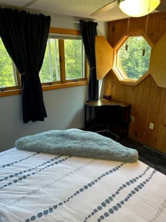 Modern Rustic townhouse close to everything NH! Work and play year round. Отели в г. Торнтон