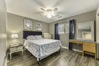 Bel · Boardwalk POOL Home w Bikes and Boat Parking Hotel a Kemah