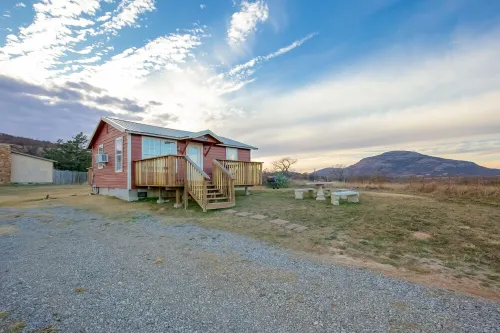 Red cabin with Panoramic Mountain View Cabin for 5