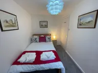 Riverside Two Bedroom Townhouse in Abergavenny with Car Charger. Hotels in Abergavenny
