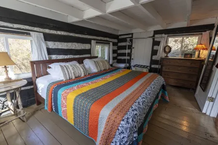 Unique Stay in a 1907 Log Cabin on The Kentucky River