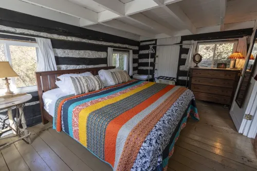 Unique Stay in a 1907 Log Cabin on The Kentucky River