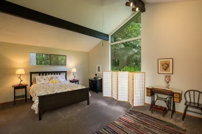 3BR Weaver's Cottage on Peaceful Guemes Island Hotels near Mt Baker vantage point at Padilla Bay
