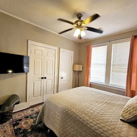Experience Memphis charm near Beale St 5 min drive