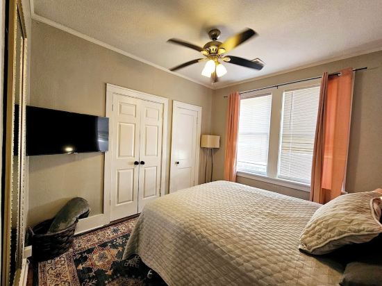 Experience Memphis charm near Beale St 5 min drive