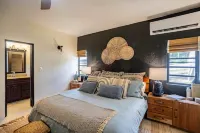 Luxury 2-bedroom villa - Award Winning - Best Views on the Island - 3 AC Units โรงแรมใน