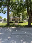 Vintage Farmhouse with Parking right in the City! Family Friendly, Fenced Yard. Hotels in Ottumwa