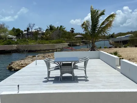 Beautiful modern 4 bedroom villa and pool with stunning views over Turtle Lake