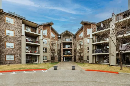 Cozy condo beside lake with mountain view / 2bd 2bth + Den