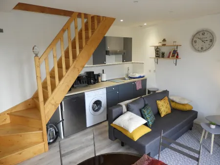 Adorable apartment, completely renovated, bright, 8m² terrace, lovely view. Отели рядом со станцией Train Station of Lisieux