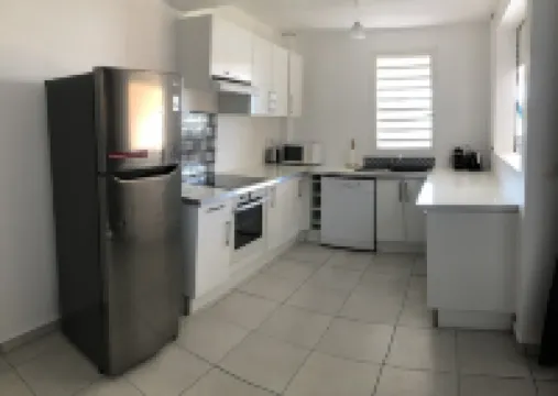 Magnificent bright apartment near the beach