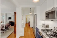 Historic & sunny home w/ Fireplace steps from USNA & Downtown Annapolis