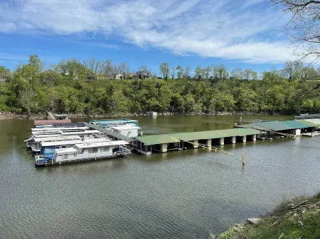 Two Bedroom Waterfront Cabin on Herrington Lake