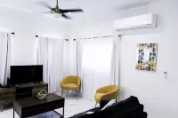 Townhouse w/Pool Near Beach, Airport & Supermarket 住宿飯店