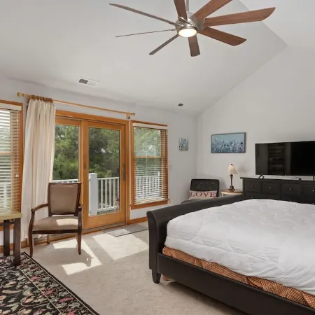 Venus Studio: Hottub, King Bed, Kayak, Bikes, SUP,