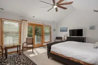 Venus Studio: Hottub, King Bed, Kayak, Bikes, SUP,