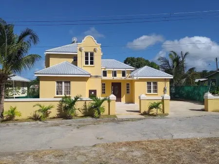 A modern and spacious house, steps to the beach with a private pool!! Отели в г. Холтаун