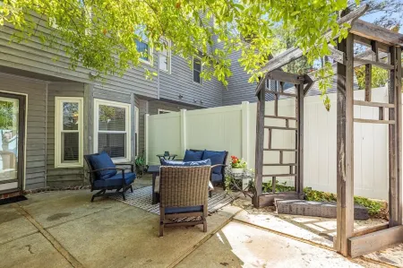 Charming 3-bedroom 2.5-bathroom townhome with WiFi and AC in Greenville