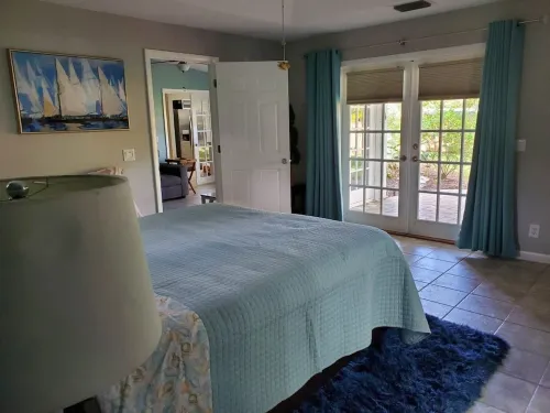 VeroHouse: 3BR 2BA, pet friendly, beautiful fenced back yard, quiet neighborhood