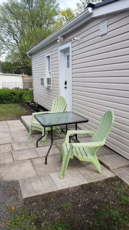 Cozy home on a quiet street minutes to downtown Kingston! Отели в г. Кингстон