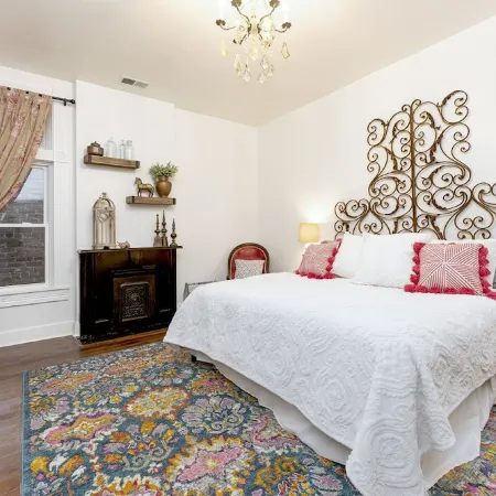 Large Downtown Artist's Loft, 30 min to Lexington, Horse, Bourbon, R River Gorge