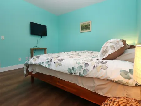 TREETOP PARADISE SUITEBreathtaking lake and mountain views 5 min from the beach