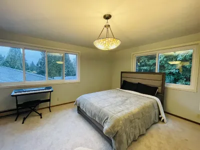 5 minutes to Vasa Park! Family-sized townhome with free parking