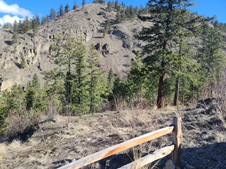 "Wine Down" and indulge in this incredible Okanagan experience! Отели рядом с достопримечательностью «Парк Кинсмен Атлетик»