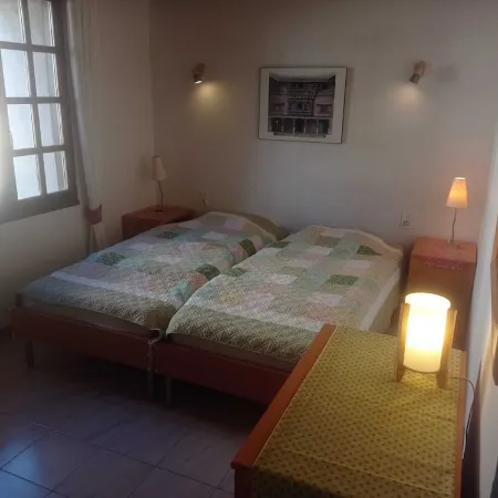On vacation with the dog? House with enclosed garden in the center of Roquebrun.