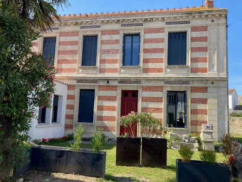 In the heart of the island: spacious, fully-equipped accommodation with garden and pool