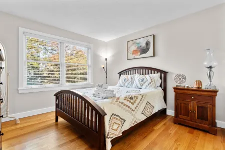 Beautiful Custom Home In Oak Bluffs