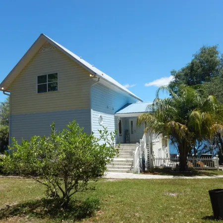 LAKE FRONT PROPERTY WITH BEACH, DOCK AND GAME ROOM, 30 MIN TO GAINSVILLE