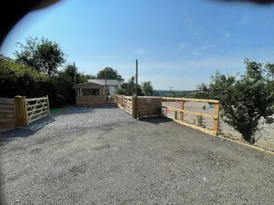 Dog/Pet Friendly Fenced Garden at Rural Farm but Central Location to all Coasts