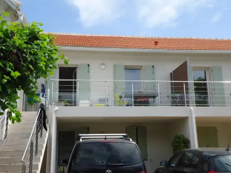 apartment T 4 on the 1st floor. exterior staircase. 1 car parking