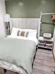 Hillside Hideaway Chalet With Swimming Pool, Play Area, Fishing Lake Hotel di 